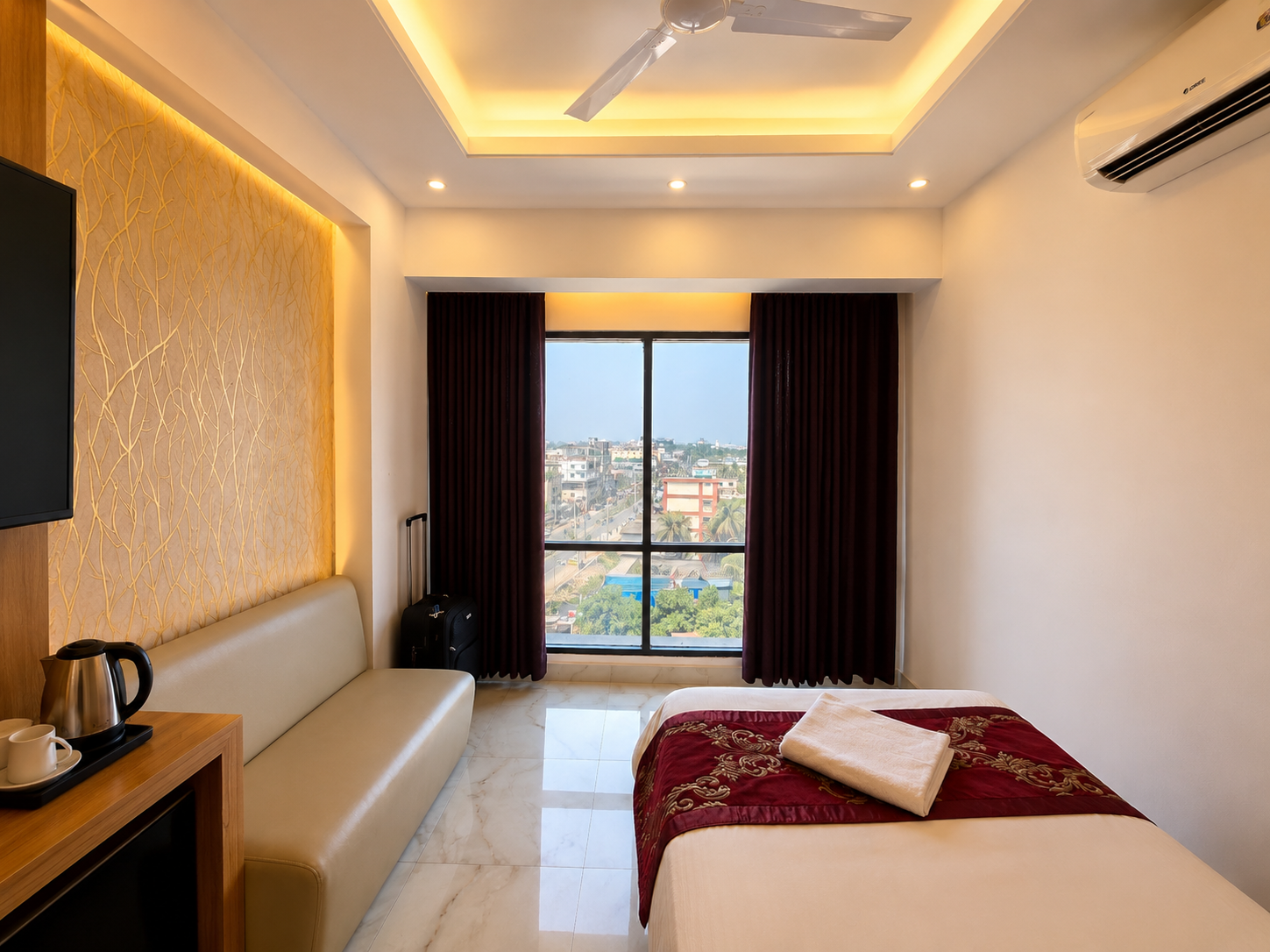 Single Deluxe room with a sofa and a window over Main Road